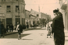 Straßenszene in einer Balkanstadt mit Zivilbevölkerung und deutschem Soldat, 1941-1943