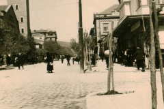 Straßenszene in einer Balkanstadt während der deutschen Besatzung 1941-1943