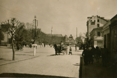 Straßenszene in einer Balkanstadt mit Moschee und Zivilbevölkerung, 1941-1943