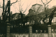 Zerstörtes Gebäude mit Antennenmast auf dem Balkan, 1941-1943