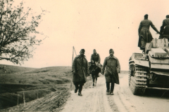 Heereskolonne auf Feldweg im Balkan mit Panzerkampfwagen
