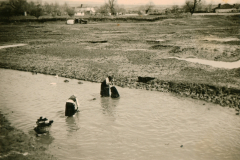 Zivilbevölkerung beim Wasserschöpfen in Balkanregion, 1941-1943