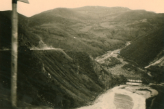 Berglandschaft mit Flusstal auf dem Balkan, 1941-1943