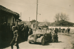 Motorisierte Kolonne in Balkanort mit Zivilbevölkerung, 1941-1943