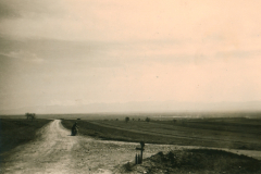 Feldweg in flacher Balkanlandschaft mit Soldat, 1941-1943