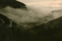 Berglandschaft mit Nebel auf dem Balkan