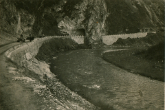 Bergstraße mit Flusstal und Steinmauer im Balkangebiet