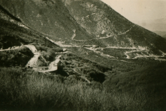 Bergige Flusslandschaft auf dem Balkan mit Serpentinenstraße