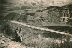 Bergige Landschaft mit Gebirgstraße und zwei Soldaten, Balkan 1941-1943