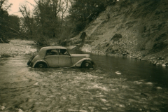 Kraftfahrzeug im Flussbett während Balkanfeldzug 1941
