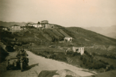 Berglandschaft mit Klosteranlage und Militärfahrzeugen auf Bergstraße, Balkan 1941-1943