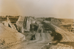 Befestigungsanlage auf dem Balkan mit Betonbauwerken und Laufgräben