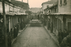Besetzter Balkanort mit Panzer in Straße, 1941-1943