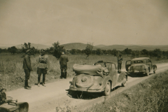 Heereskolonne mit Fahrzeugen auf Feldweg im Balkan, 1941-1943