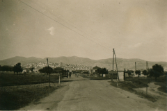 Balkanstadt mit Gebirgskulisse, Feldlager oder Besatzungszone 1941-1943
