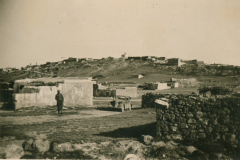 Balkanstadt mit Heerfahrzeug und Soldat, 1941-1943
