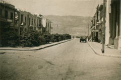 Straße in einer Balkanstadt mit Militärfahrzeug, 1941-1943