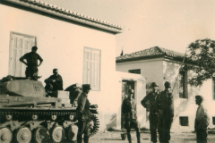 Deutsches Heer mit Panzer in südosteuropäischer Ortschaft, 1941-1943