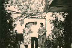 Vier Personen in einem Garten mit Laubendach, Balkan 1941-1943