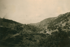 Bergige Landschaft auf dem Balkan mit Gebirgstraße und Stromleitungen