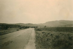 Landstra?e in Balkanregion mit Milit?rkonvoi und Berglandschaft