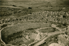 Befestigungsanlage mit Steinwällen in Berglandschaft, Balkan 1941-1943