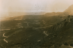 Berglandschaft mit Flusstal und Serpentinenstraße auf dem Balkan