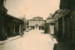Straße mit Verwaltungsgebäude in einer Balkan-Stadt, 1941-1943