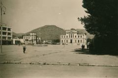 Balkanstadt mit klassizistischen Gebäuden und Berglandschaft, 1941-1943