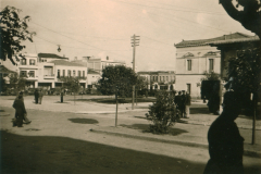 Platz in einer Balkanstadt mit Zivilpersonen und Gebäuden, 1941-1943