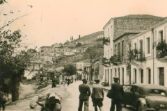 Straßenszene in einer Balkanstadt mit deutschen Soldaten, 1941-1943