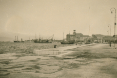 Hafenanlage mit Schiffen und Küstengebäuden, Balkan 1941-1943