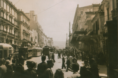 Straßenszene in einer Balkanstadt mit Straßenbahn und Zivilbevölkerung