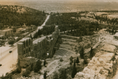 Antikes Theater in Berglandschaft mit Flusstal, Balkan 1941