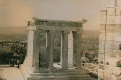 Antiker Tempel auf der Akropolis von Athen während deutscher Besatzung