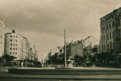 Stadtplatz mit Brunnen und Gründerzeitarchitektur auf dem Balkan
