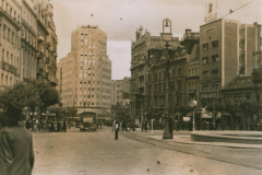 Stadtplatz mit Straßenbahn und Fußgängern während deutscher Besatzung auf dem Balkan