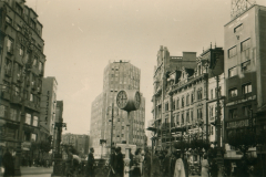 Stadtplatz mit Uhrenturm und Zivilbevölkerung während deutscher Besatzung auf dem Balkan