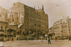 Stadtplatz mit Kriegsschäden und Besatzungspräsenz auf dem Balkan