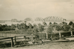 Stahlgitterbrücke über Fluss mit Holzzaun im Vordergrund, Balkan 1941-1943