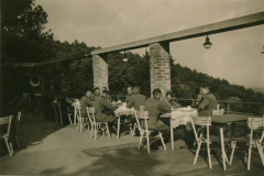 Heeresangehörige bei Mahlzeit auf Aussichtsterrasse mit Viadukt