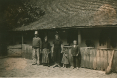 Zivilbevölkerung vor Bauernhof auf dem Balkan, 1941-1943
