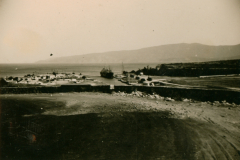 Hafenanlage im Balkan mit Schiff und Befestigungen, 1941-1943