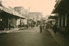 Straßenszene in einer Balkanstadt während der deutschen Besatzung 1941-1943