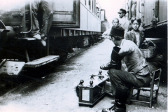 Zivilpersonen bei Güterwaggons, Balkan 1941-1943