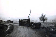 Feldküche und Soldaten auf Landstraße im Balkan, 1941-1943