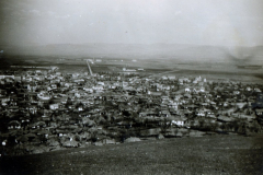 Balkanstadt mit Kirchturm, Luftaufnahme 1941-1943