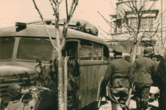 Heeresfahrzeuge und Soldaten in Balkanstadt, 1941-1943