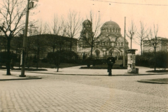 Orthodoxe Kirche mit Kuppel in Balkanstadt während deutscher Besatzung