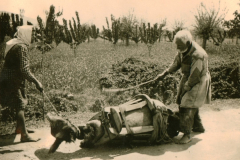 Zivilpersonen mit Packpferd in ländlicher Region des Balkans